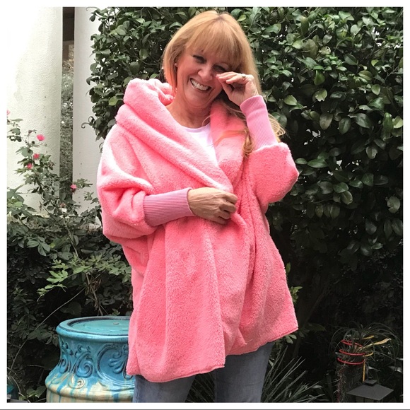 LAST 🔘 Wrap Me in Luxury!  Fuzzy Barbie Pink Wrap - Picture 7 of 8